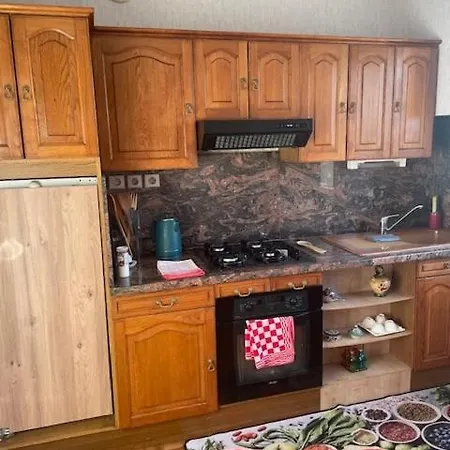 Avec Jolie Vue Et Jardin Privatif Mezel (Puy-de-Dome)