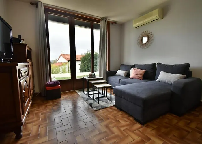 Avec Jolie Vue Et Jardin Privatif Mezel (Puy-de-Dome)